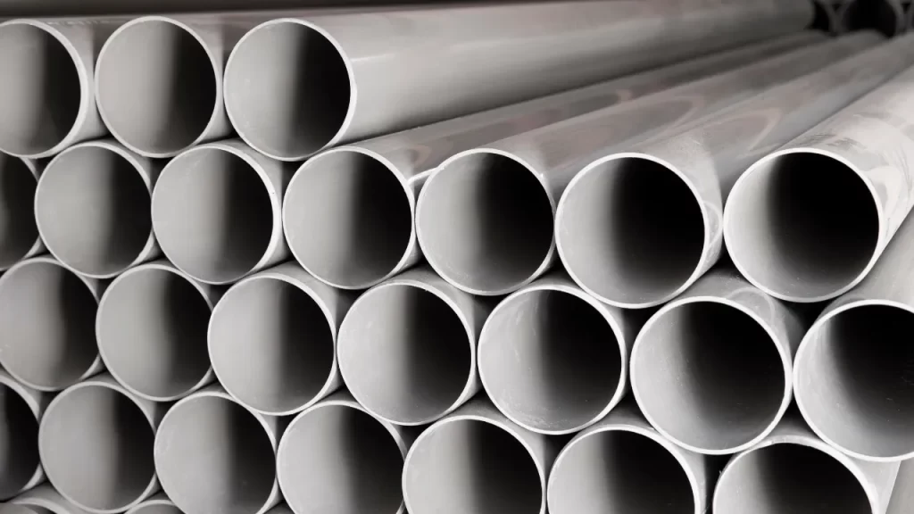 Tubos de eletrodutos de PVC empilhados horizontalmente, mostrando o interior circular e o acabamento liso das peças.