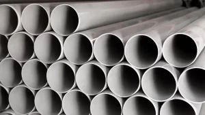 Tubos de eletrodutos de PVC empilhados horizontalmente, mostrando o interior circular e o acabamento liso das peças.
